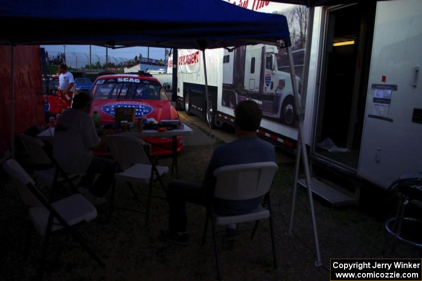 The crew takes a break during the main event.