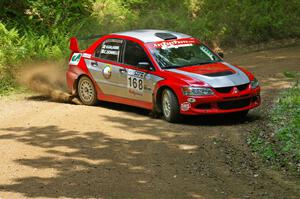 Celcus Donnelly / Noel Gallagher set up their Mitsubishi Lancer Evo VIII for a hairpin.