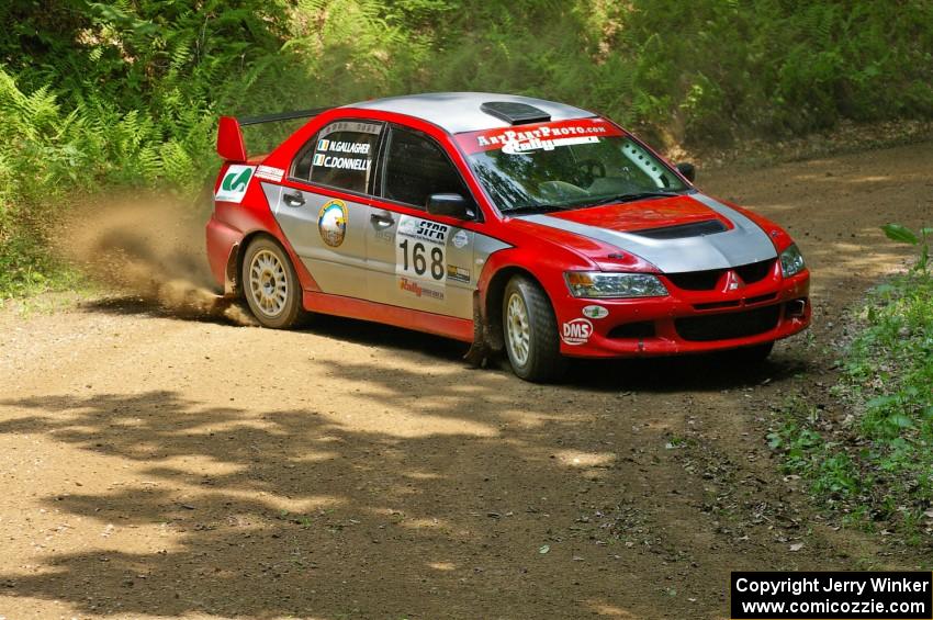 Celcus Donnelly / Noel Gallagher set up their Mitsubishi Lancer Evo VIII for a hairpin.