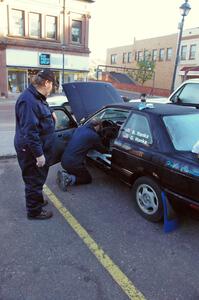 Ben Hanka / Greg Hanka Nissan Sentra SE-R do last minute preparations the morning of the rally.