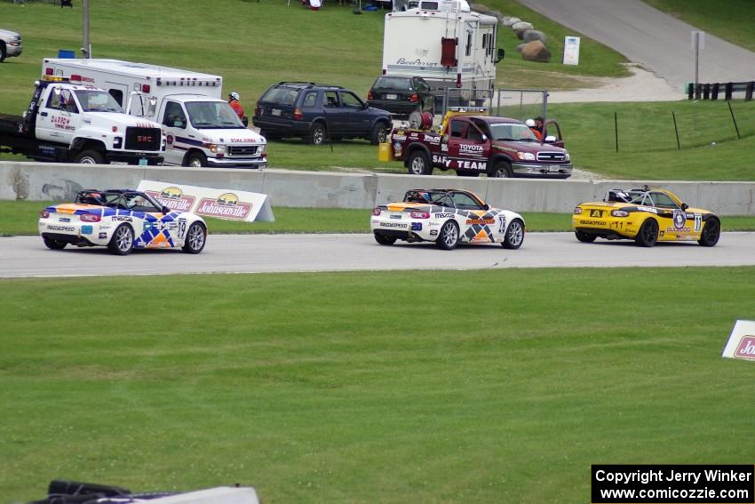 MX-5s head into the carousel on the final lap