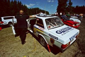 Lincoln Woodward at the door of the Bill Malik / Christian Edstrom Volvo 240 at parc expose.