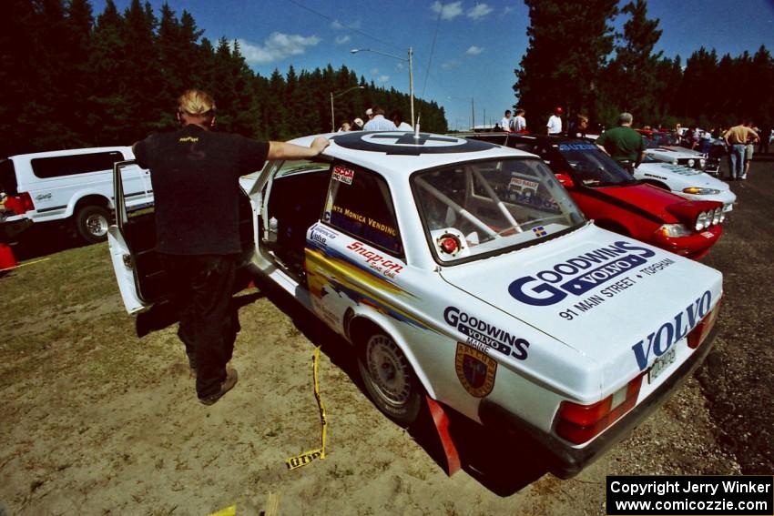 Lincoln Woodward at the door of the Bill Malik / Christian Edstrom Volvo 240 at parc expose.