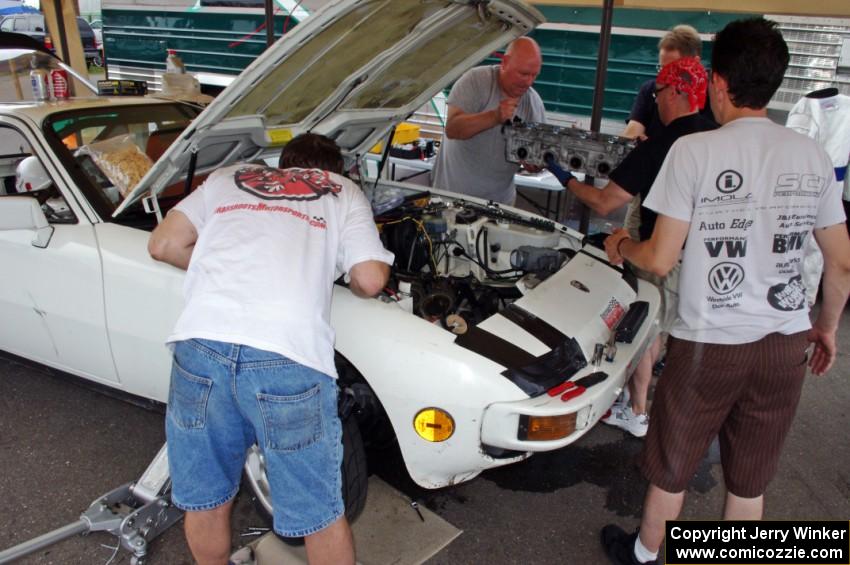 Team Fugu Porsche 924 gets the head removed after DNF'ing Saturday's race