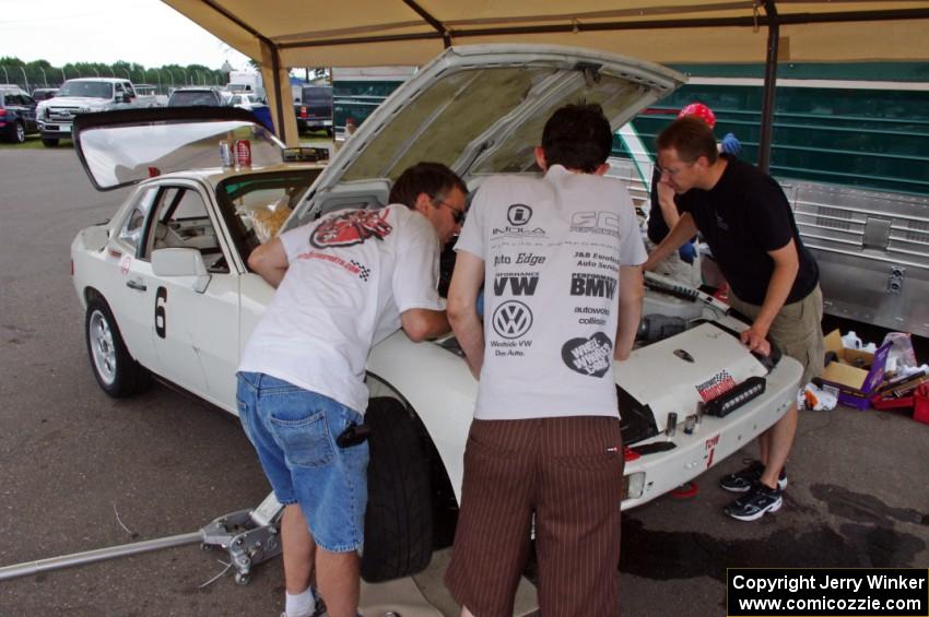 Team Fugu Porsche 924 gets the head removed after DNF'ing Saturday's race