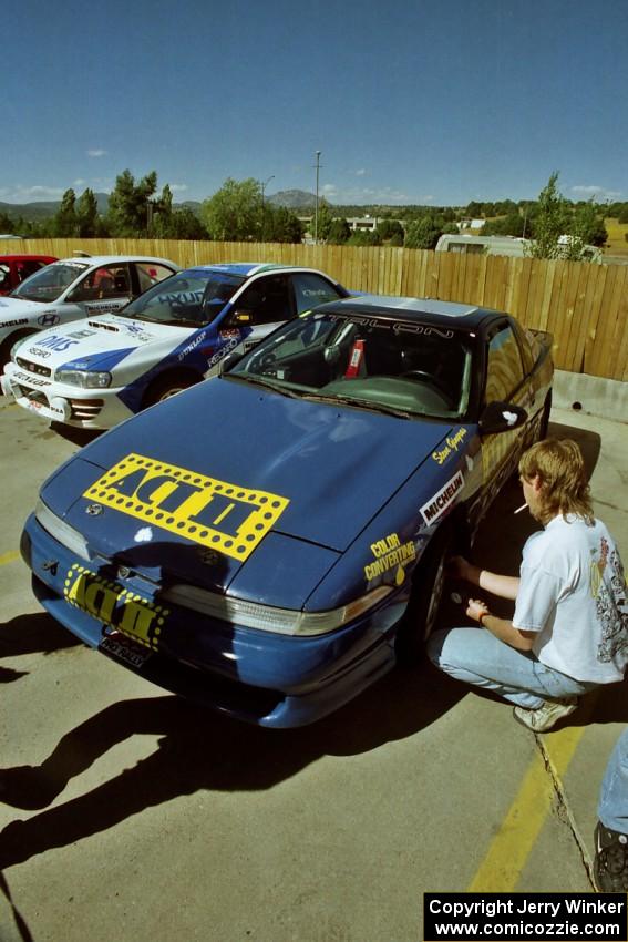 Last minute prep work is done on the Eagle Talon of Steve Gingras / Eric Carlson at parc expose by Johnny Parker.