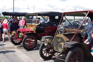 L) Dennis Heywood's 1908 REO and R) Stuart Etheridge's 1908 Velie