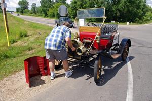 Doug Spacek's 1911 Maxwell gets repairs by the side of the road