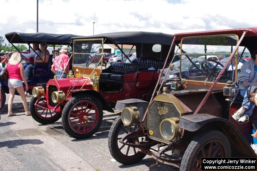 L) Dennis Heywood's 1908 REO and R) Stuart Etheridge's 1908 Velie