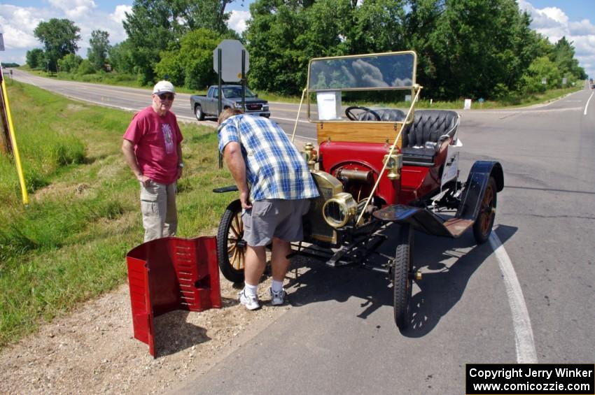 Doug Spacek's 1911 Maxwell gets repairs by the side of the road