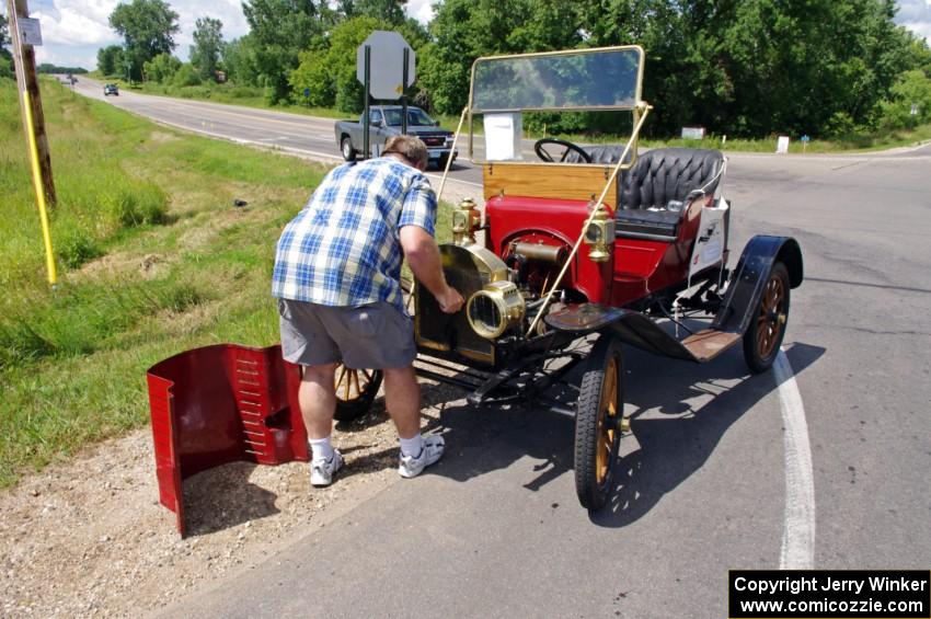 Doug Spacek's 1911 Maxwell gets repairs by the side of the road