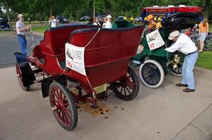 L) Basil Johansen's 1906 Cadillac and R) John Bowman's 1905 Franklin