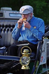 Gil Fitzhugh grabs a bite in his 1907 Cadillac after finishing