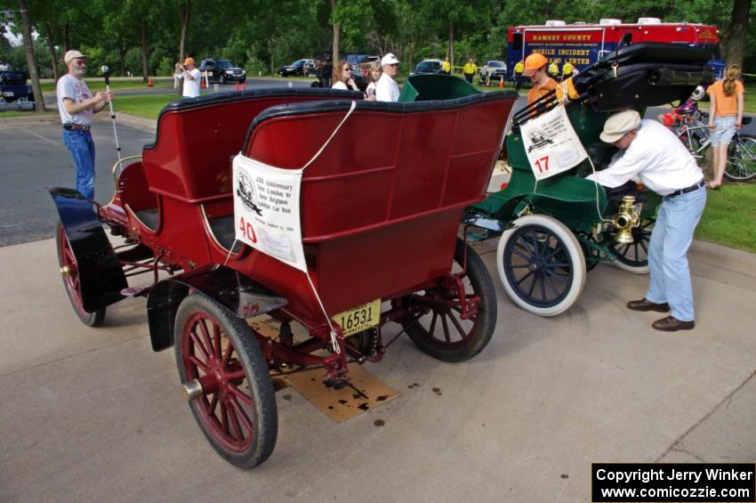 L) Basil Johansen's 1906 Cadillac and R) John Bowman's 1905 Franklin