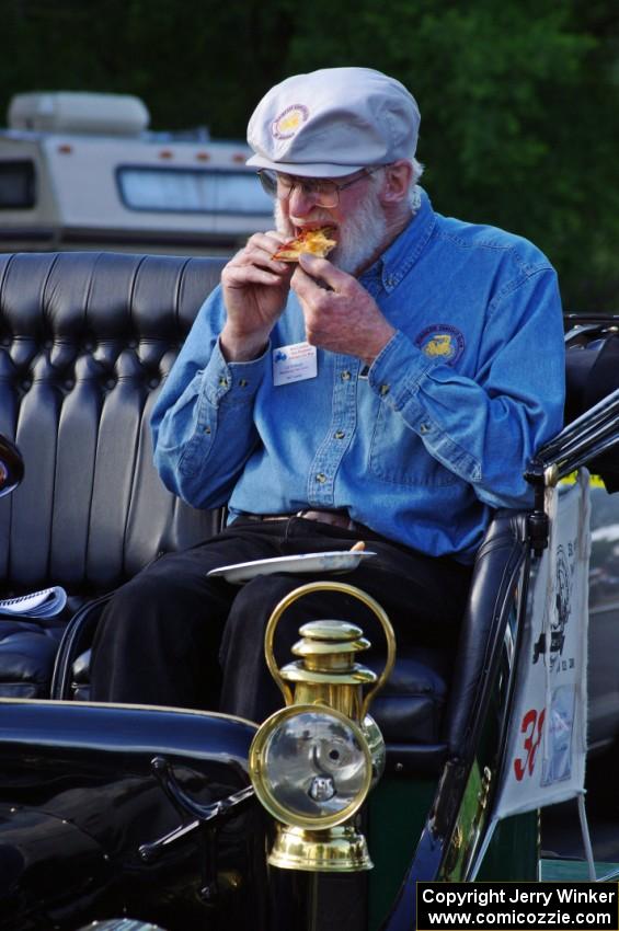 Gil Fitzhugh grabs a bite in his 1907 Cadillac after finishing