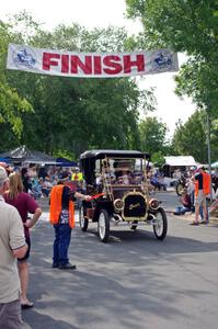 Ken Ganz's 1909 Buick finishes