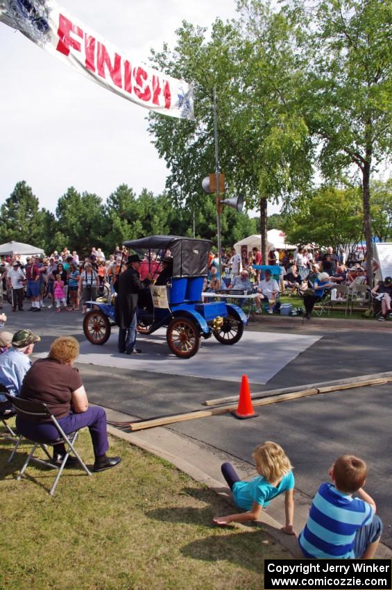 Art Mehr's 1911 Maxwell at the finish