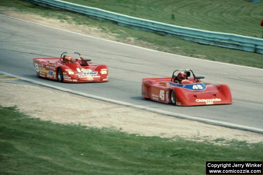 Steve Knapp's Swift DB-5 ahead of Bob Thomas' Lola BHP92