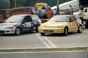 Scott Kronn / Bob Roth Honda Civic Si and Todd Freeman / Jon Klapperick Honda CRX Si before the start