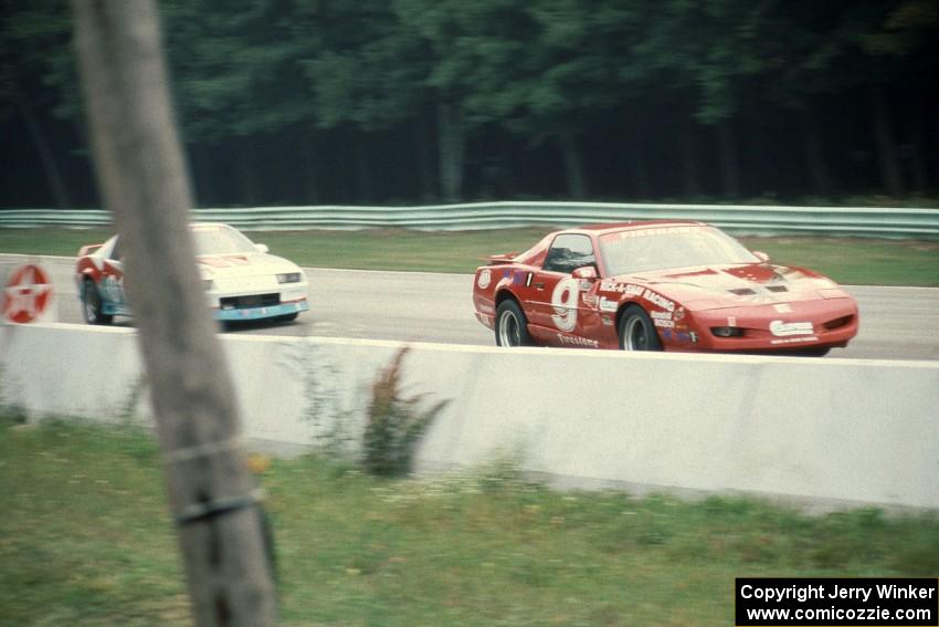 Mike Gagliardo / Doug Goad Pontiac Firebird leads George Robinson / Joe Varde Chevy Camaro