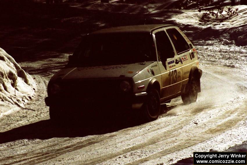 Wayne Prochaska / Annette Prochaska slide their VW Golf through a right-hander on the stage after the lunch break.