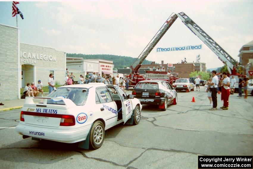 Dean Panton / Michael Fennell Hyundai Elantra with Jon Nichols / Mike Koch VW Golf ahead of it at the ceremonial start.