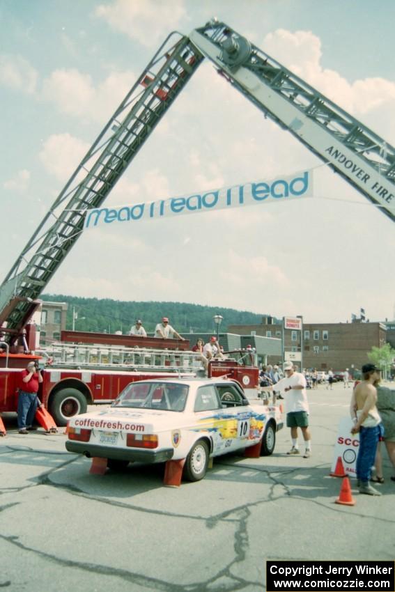 Bill Malik / Christian Edstrom Volvo 240 prepares to leave the ceremonial start.