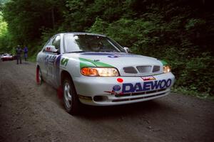 Peter Malaszuk / Darek Szerejko Daewoo Nubira leaves the start of the practice stage.