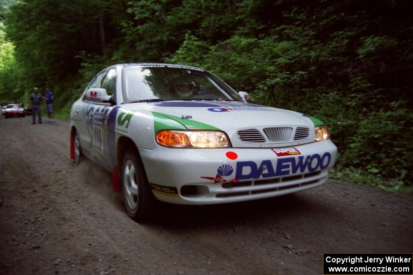 Peter Malaszuk / Darek Szerejko Daewoo Nubira leaves the start of the practice stage.