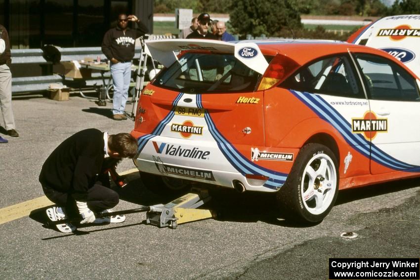 The car comes in for a tire change.