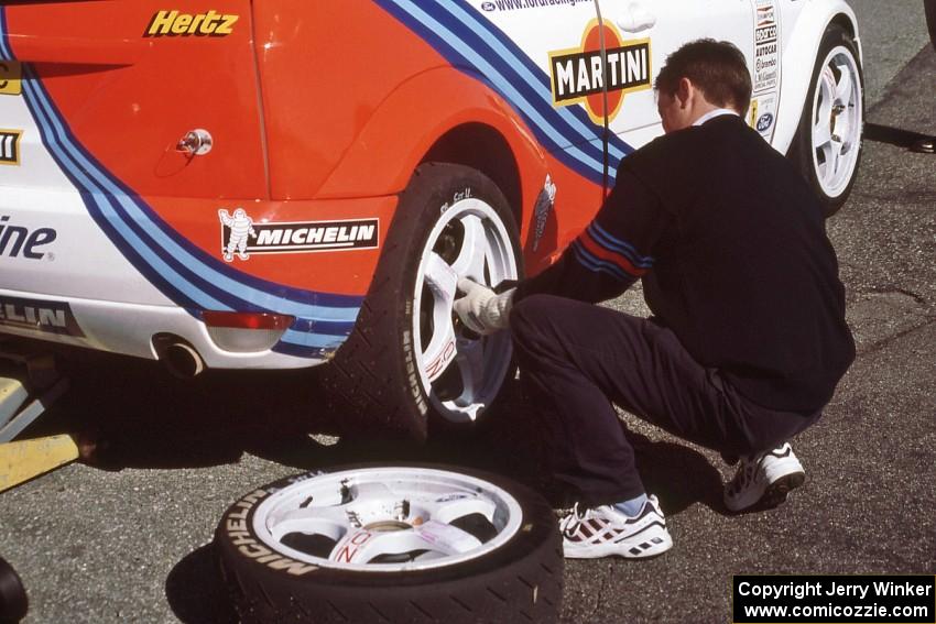 The mechanic changes tires.