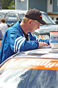 Dave Parps goes over notes at parc expose.