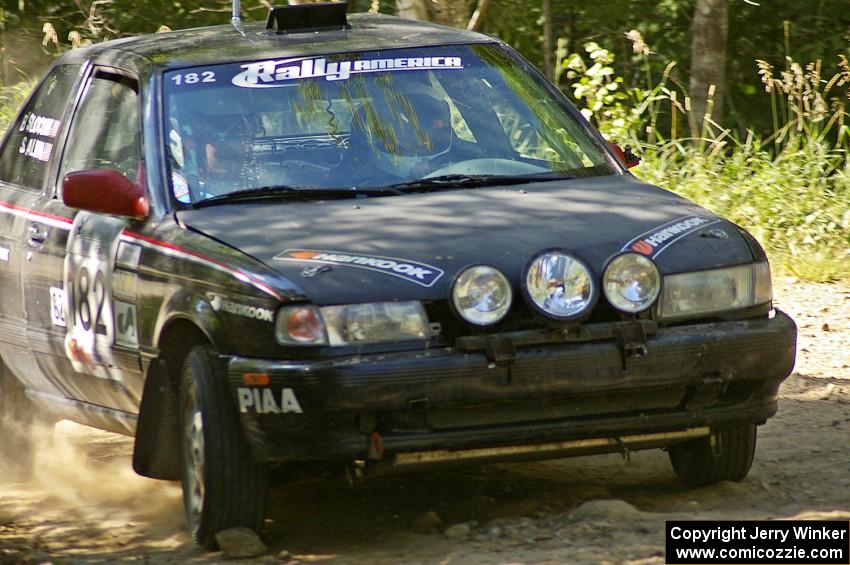 Silvio Alva / Ben Slocum through an uphill right-hander on SS12 in their Nissan Sentra SE-R.