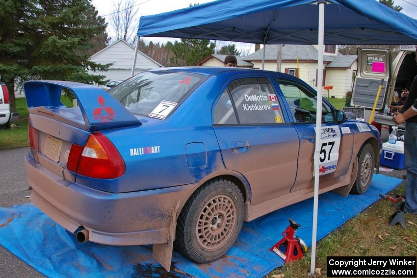 Dmitri Kishkarev / Kim DeMotte at afternoon service in Kenton in their Mitsubishi Lancer Evo IV.