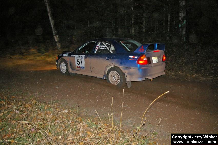 Dmitri Kishkarev / Kim DeMotte come into the finish of SS5 in their Mitsubishi Lancer Evo IV.