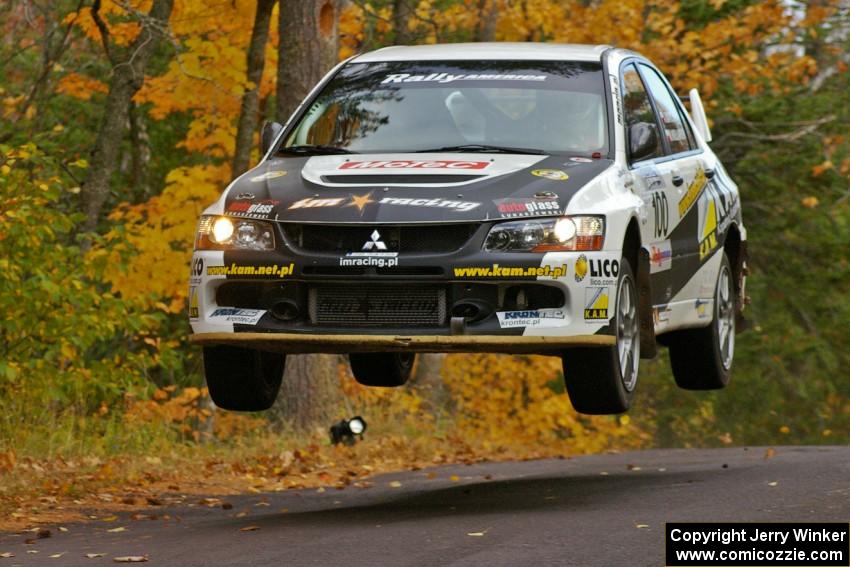 Andi Mancin / Maciej Wislawski catch huge air in their Mitsubishi Evo 9 at the midpoint jump on Brockway 2, SS14.