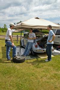 Dennis Martin talks to Mark Huebbe / John Huebbe about their VW Beetle before the start of the rally.