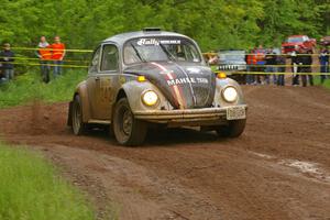 Mark Huebbe / John Huebbe drift their VW Beetle past spectators on SS6.