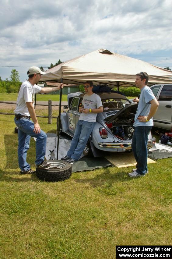 Dennis Martin talks to Mark Huebbe / John Huebbe about their VW Beetle before the start of the rally.