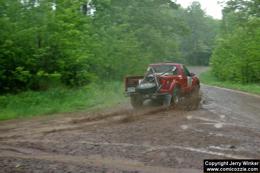Jim Cox / Dave Parps slop through the pouring rain in their Chevy S-10 on SS2.