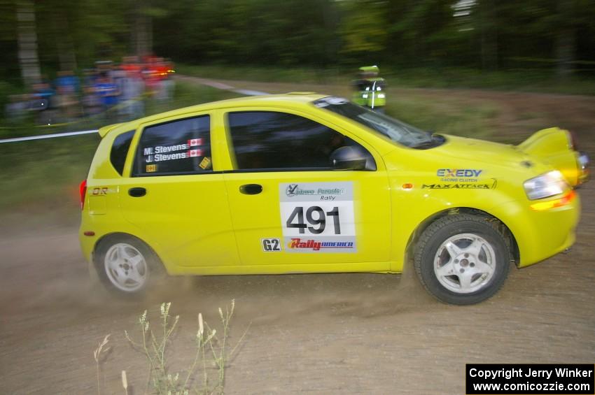 Jim Stevens / Marianne Stevens head uphill at the SS4 hairpin in their Suzuki Swift.