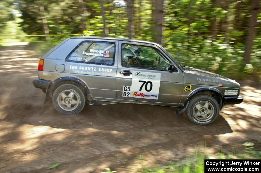 Chris Duplessis / Catherine Woods flog their VW GTI through a 90-right on SS8.