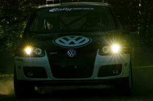 The bright headlights of the VW GTI-Rally of Brian Dondlinger / Dave Parps fool the camera's exposure on SS11.