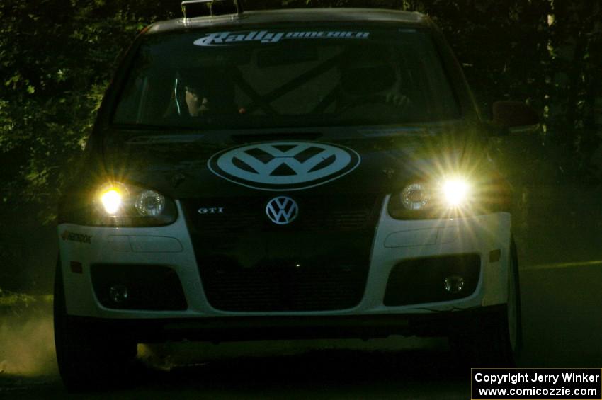 The bright headlights of the VW GTI-Rally of Brian Dondlinger / Dave Parps fool the camera's exposure on SS11.