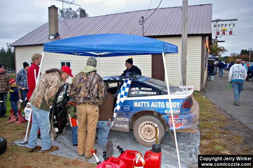 Matt Huuki / Tom Immonen set up service for their Eagle Talon next to Hoppy's Bar in Kenton.