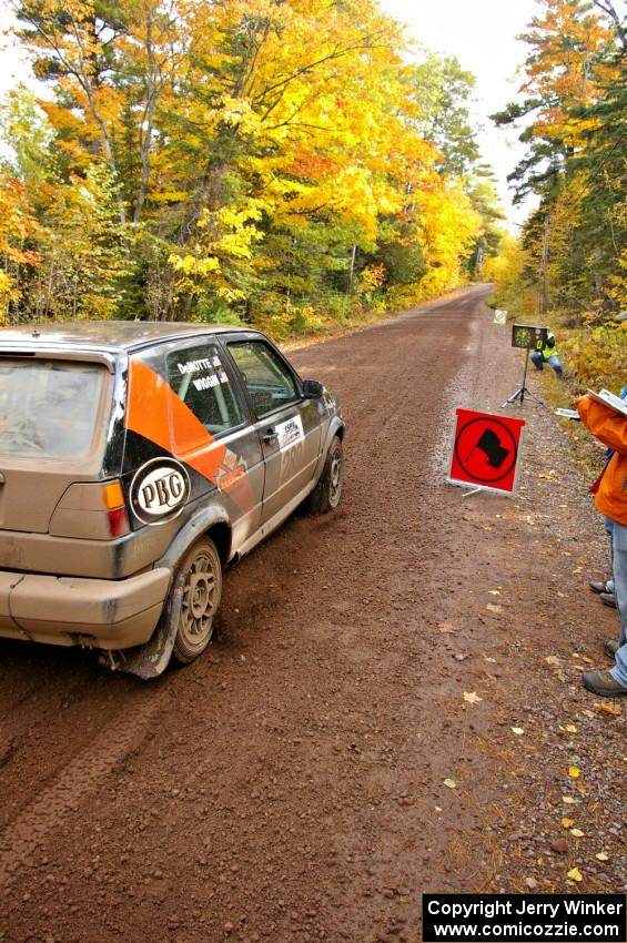 Gary Wiggin / Kim DeMotte drive away from the start of Delaware 1, SS11, in their VW GTI.