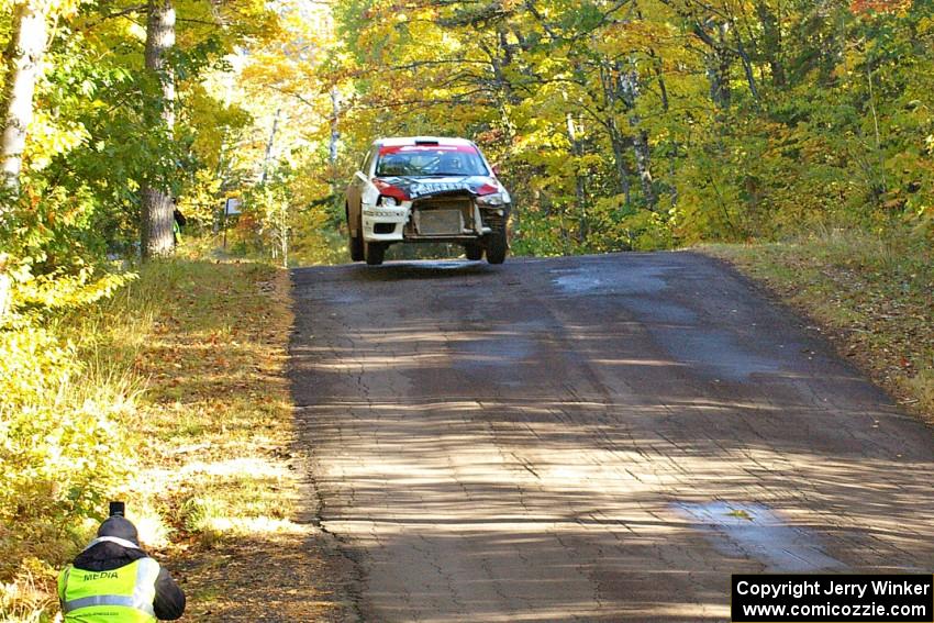 Antoine L'Estage / Nathalie Richard catch air at the midpoint jump on Brockway Mtn. 2, SS16, in their Mitsubishi Lancer Evo X.