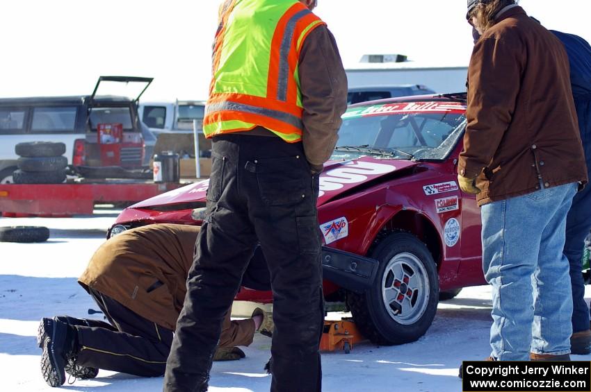 The crew assesses the Mark Knepper / Josh Peterson Alfa-Romeo GTV-6.