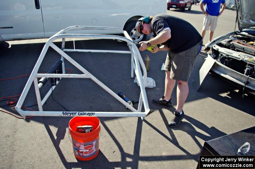 Team Cougar Bait SAAB 9-3 preps the second car for the weekend