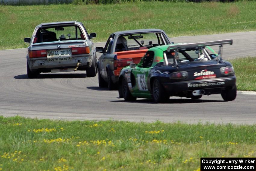 Chump Faces BMW 325is, North Loop Motorsports 1 BMW 325 and Miaro Racing Mazda Miata